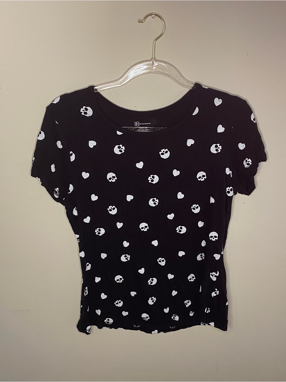 No Boundaries Black Short-Sleeve Tee with White Skull & Heart Print